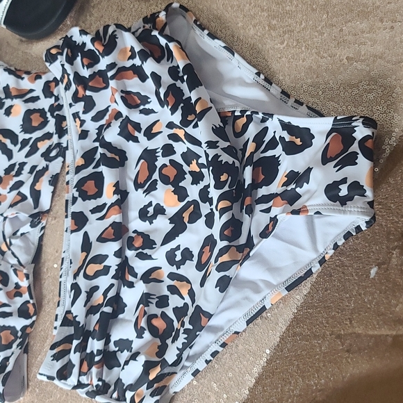 - Leopard 2 piece - Picture 3 of 8